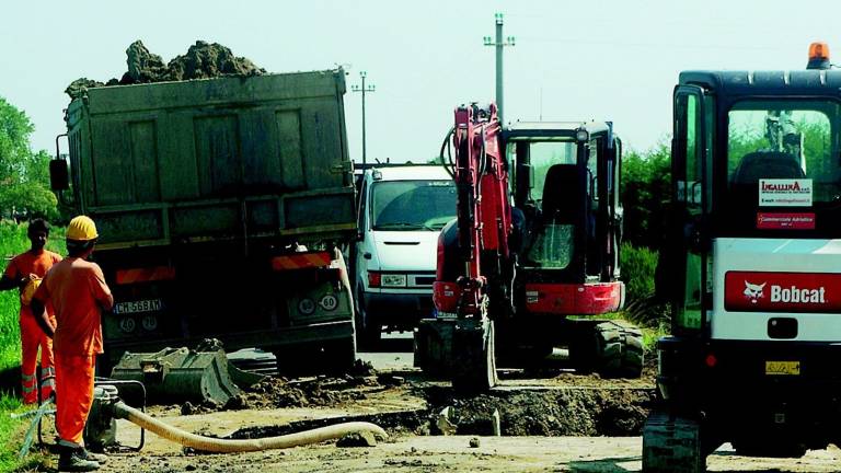 Sprofondano due strade in poche ore Sprofondano due strade in poche ore