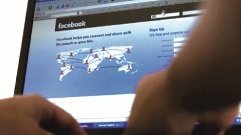 Scatta foto a un bambino e la mette su Facebook: la madre lo denuncia Scatta foto a un bambino e la mette su Facebook: la madre lo denuncia