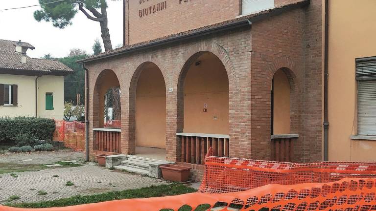Pensilina transennata alla scuola elementare Pensilina transennata alla scuola elementare
