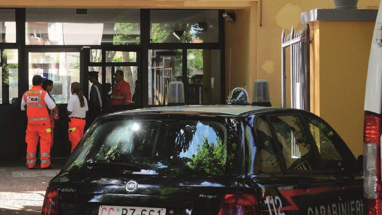Si butta dal tetto della scuola, muore 16enne Si butta dal tetto della scuola, muore 16enne