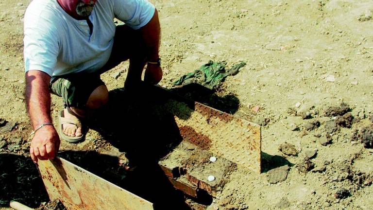 Resta tredici ore bloccato in un tombino, salvato da un vicino Resta tredici ore bloccato in un tombino, salvato da un vicino