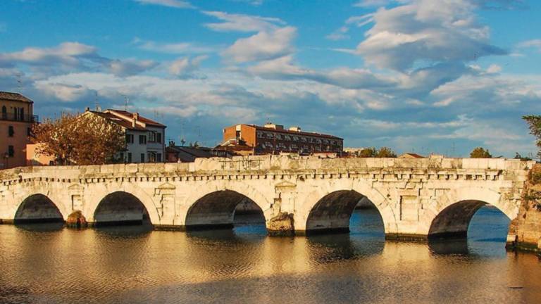 Il Ponte di Tiberio si colora di arancione Il Ponte di Tiberio si colora di arancione