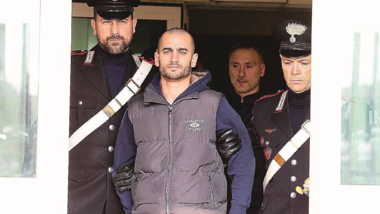 I carabinieri raccolgono campioni da analizzare dall'abitacolo della Y10 dell'assassino I carabinieri raccolgono campioni da analizzare dall'abitacolo della Y10 dell'assassino