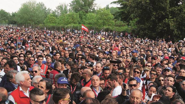 Autodromo invaso per il tributo a Senna Autodromo invaso per il tributo a Senna