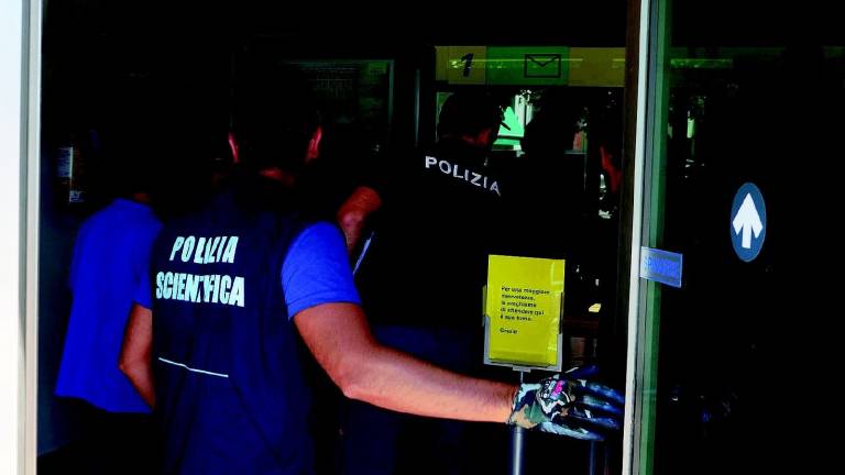 Armati di pistola rapinano l'ufficio postale Armati di pistola rapinano l'ufficio postale