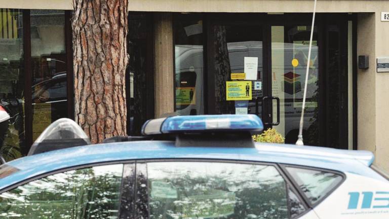Sbucano dal nulla armati di pistola e poi scappano con settantamila euro Sbucano dal nulla armati di pistola e poi scappano con settantamila euro