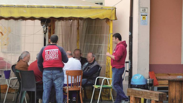 Rapinatori bloccati da barista e clienti Rapinatori bloccati da barista e clienti