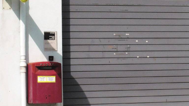 Rapina alle Poste, direttrice in ostaggio Rapina alle Poste, direttrice in ostaggio