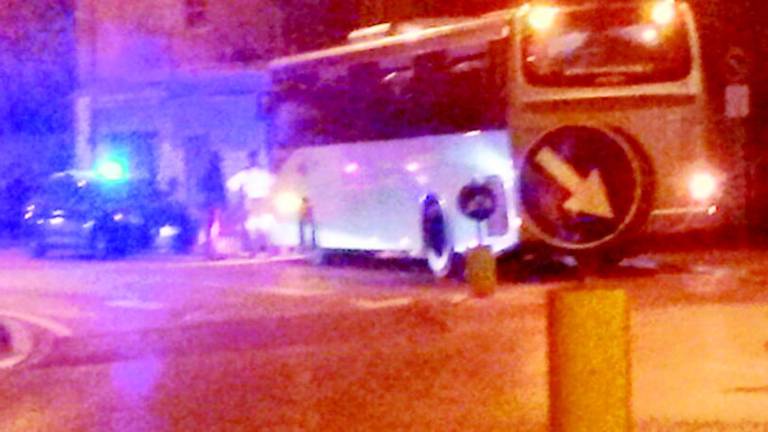 Botte dentro il bus strapieno Stop per evitare il peggio Botte dentro il bus strapieno Stop per evitare il peggio