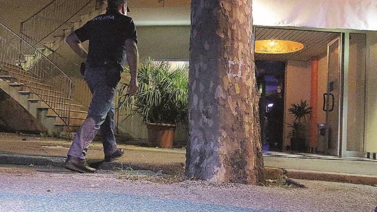 Spari contro il night club. Ferito il buttafuori Spari contro il night club. Ferito il buttafuori