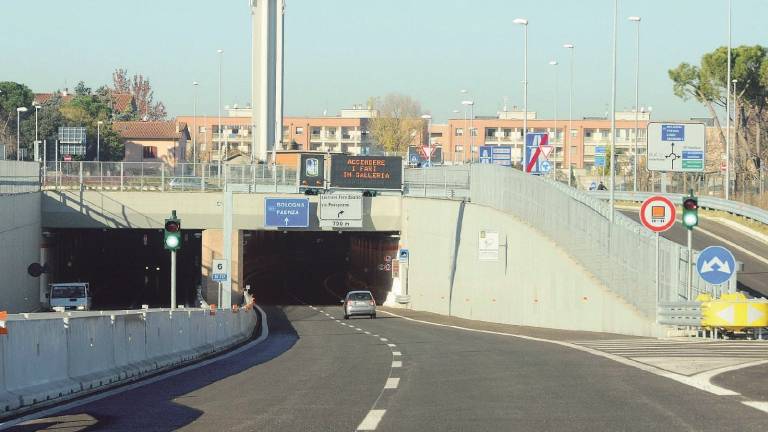 Tangenziale, paura in galleria per il semaforo in tilt Tangenziale, paura in galleria per il semaforo in tilt