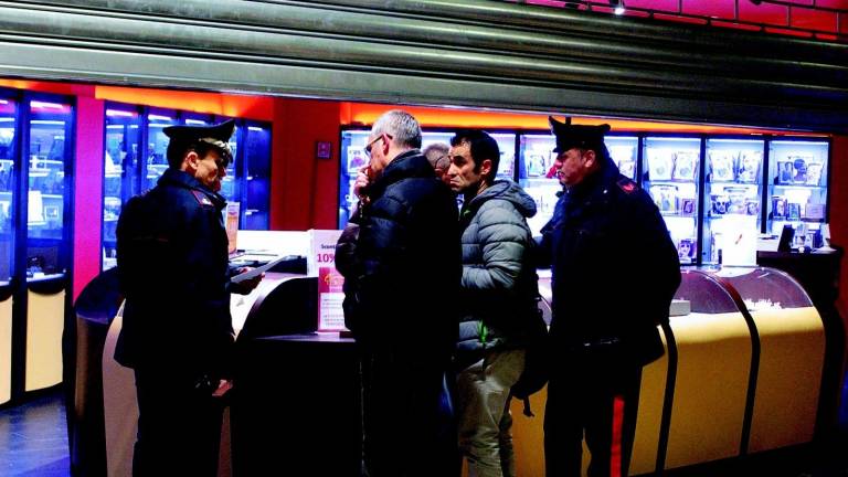 Terrore al Mercatone: i banditi scappano con tre sacchi d'oro Terrore al Mercatone: i banditi scappano con tre sacchi d'oro