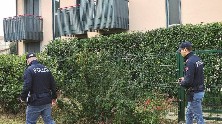 Giovane sfregiata con l'acido sotto casa Giovane sfregiata con l'acido sotto casa