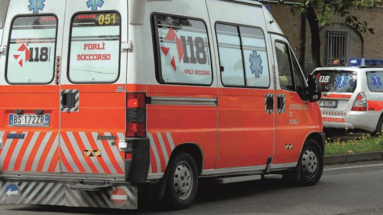 Si schianta contro a un tir. E' grave Si schianta contro a un tir. E' grave