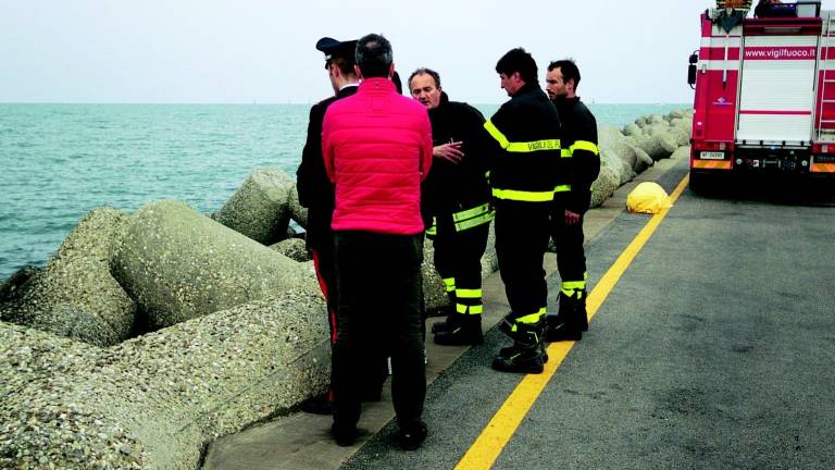Scivola pescando cozze, muore 50enne Scivola pescando cozze, muore 50enne
