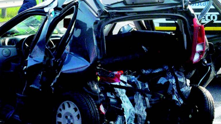 Mamma e bambino uccisi sulla corsia d'emergenza Mamma e bambino uccisi sulla corsia d'emergenza