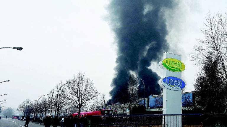 Incendio devasta magazzino Incendio devasta magazzino