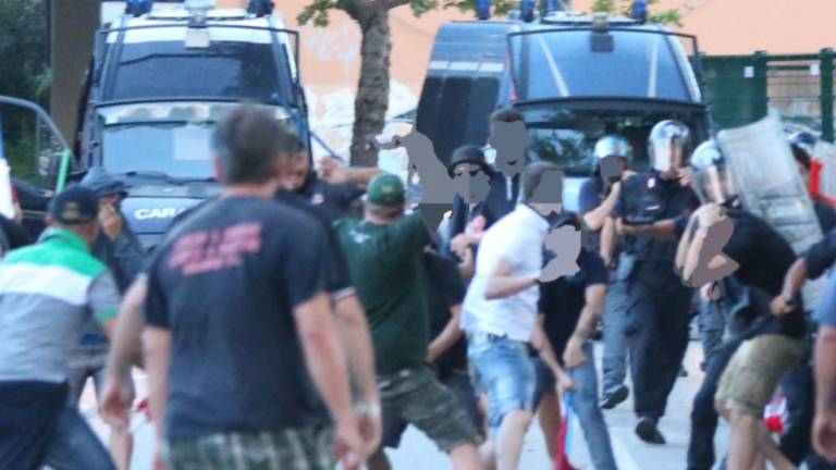 Agguato ai tifosi, guerriglia allo stadio Agguato ai tifosi, guerriglia allo stadio