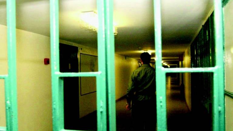 Sesso con i trans in carcere, agente nei guai Sesso con i trans in carcere, agente nei guai