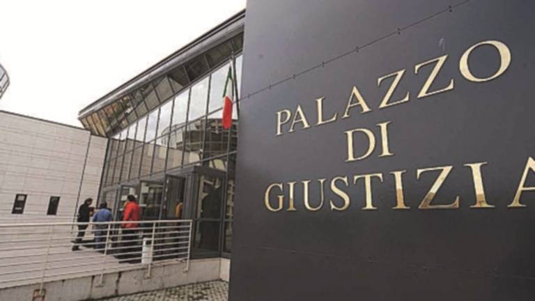 Minorenne ubriaca violentata in bagno viene ripresa dalle amiche con telefonino Minorenne ubriaca violentata in bagno viene ripresa dalle amiche con telefonino