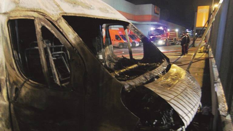 Furgoni in fiamme nel parcheggio della Tnt Furgoni in fiamme nel parcheggio della Tnt