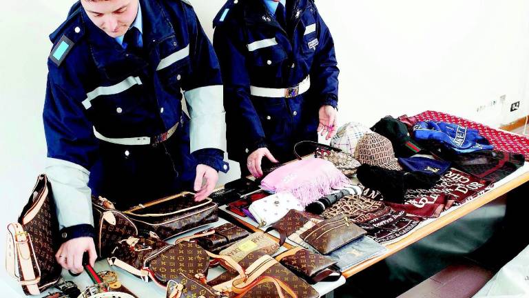 Agenti feriti dal venditore abusivo Agenti feriti dal venditore abusivo
