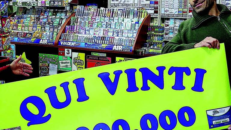 Spende 10 euro, gratta e vince 2 milioni Spende 10 euro, gratta e vince 2 milioni