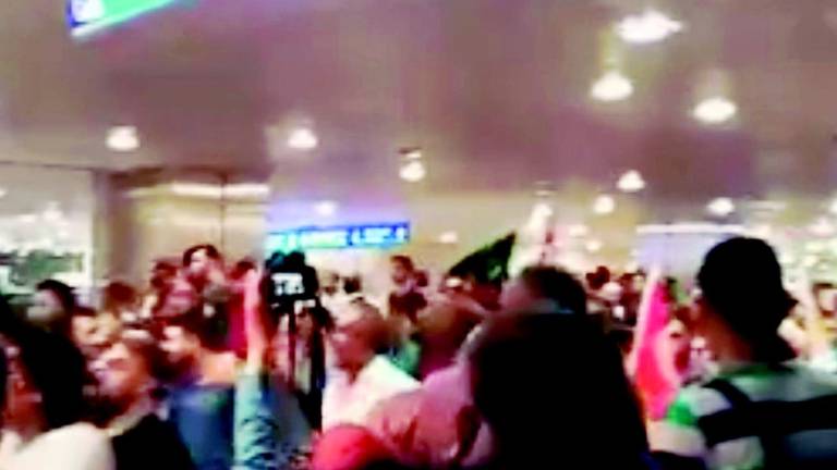 All'aeroporto di Istanbul «tra bombe, carri armati e una folla in lacrime» All'aeroporto di Istanbul «tra bombe, carri armati e una folla in lacrime»