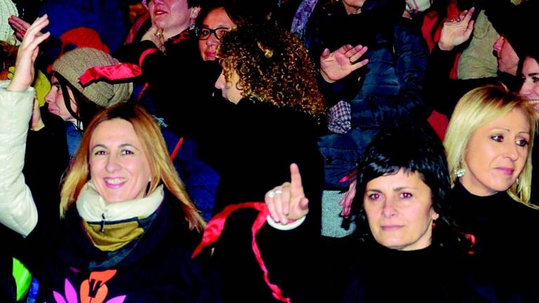 Donne, piazza gremita contro la violenza Donne, piazza gremita contro la violenza