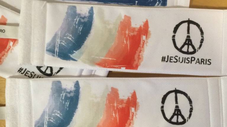 Cesena, una fascia da capitano per ricordare le vittime di Parigi Cesena, una fascia da capitano per ricordare le vittime di Parigi