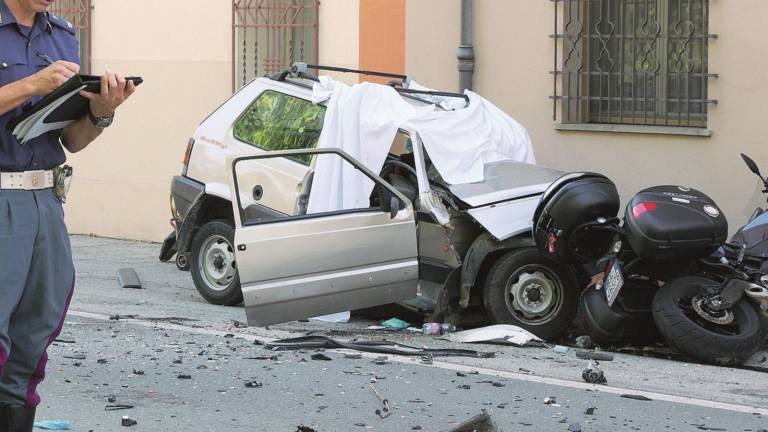 Schianto fra due auto, muore 58enne Schianto fra due auto, muore 58enne