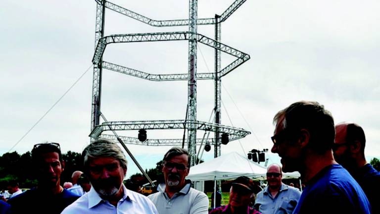 Il ministro Poletti arriva in bicicletta e visita la mega stampante Il ministro Poletti arriva in bicicletta e visita la mega stampante