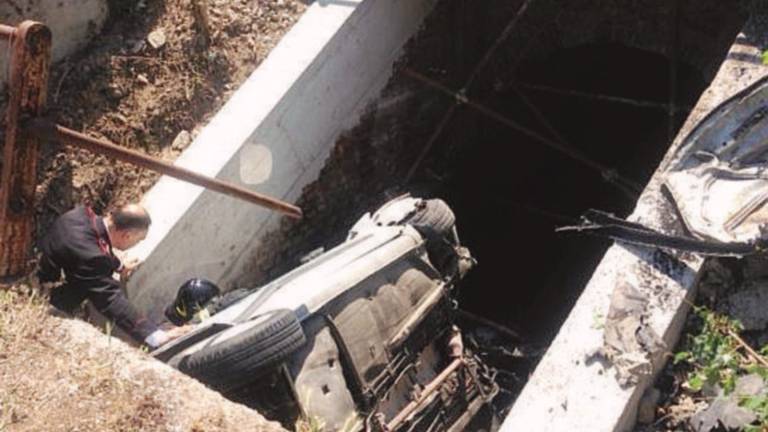Muore a 24 anni volando con l'auto nel canale Muore a 24 anni volando con l'auto nel canale