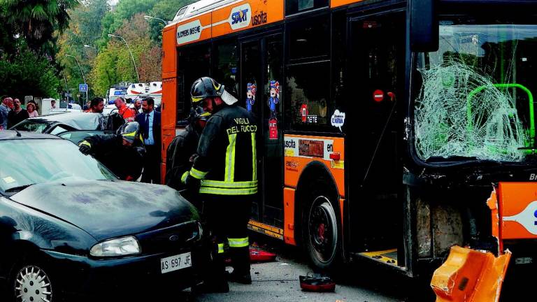 L'autobus gli schiaccia un piede, studente 13enne all'ospedale L'autobus gli schiaccia un piede, studente 13enne all'ospedale