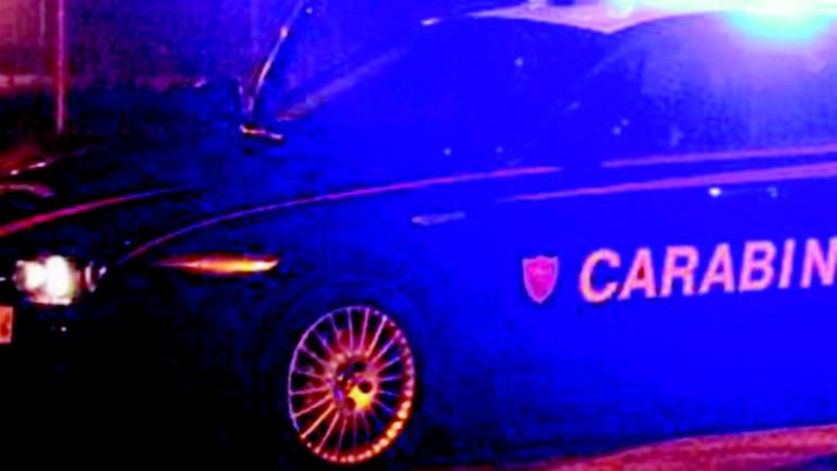 Spinte, sgomitate e una ragazza vola dalle scale Spinte, sgomitate e una ragazza vola dalle scale