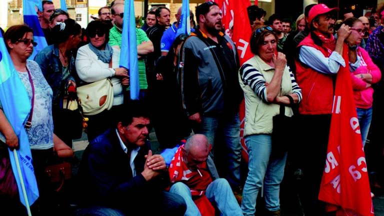 Raccolta rifiuti, i lavoratori in piazza Raccolta rifiuti, i lavoratori in piazza