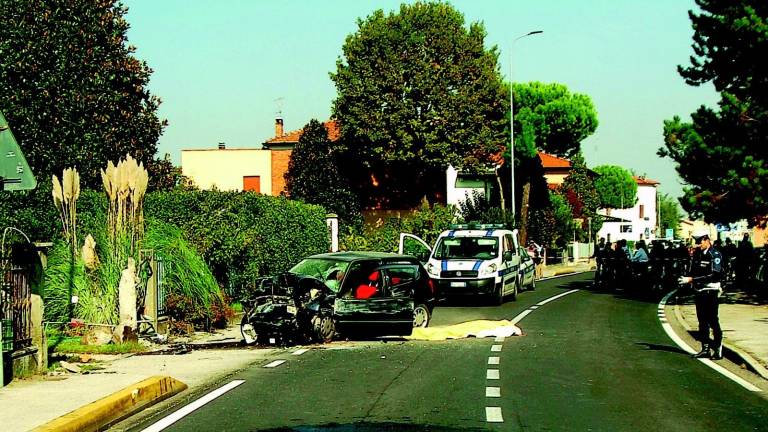 Esce di strada e si schianta contro i piloni di un cancello Esce di strada e si schianta contro i piloni di un cancello