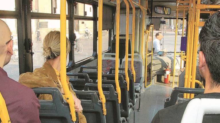 Rimini, aggrediscono controllore del bus: due giovani denunciati Rimini, aggrediscono controllore del bus: due giovani denunciati