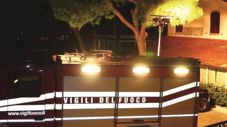 Incendio nella notte: evacuata una palazzina Incendio nella notte: evacuata una palazzina