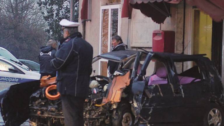 Terribile schianto, muore 25enne Terribile schianto, muore 25enne