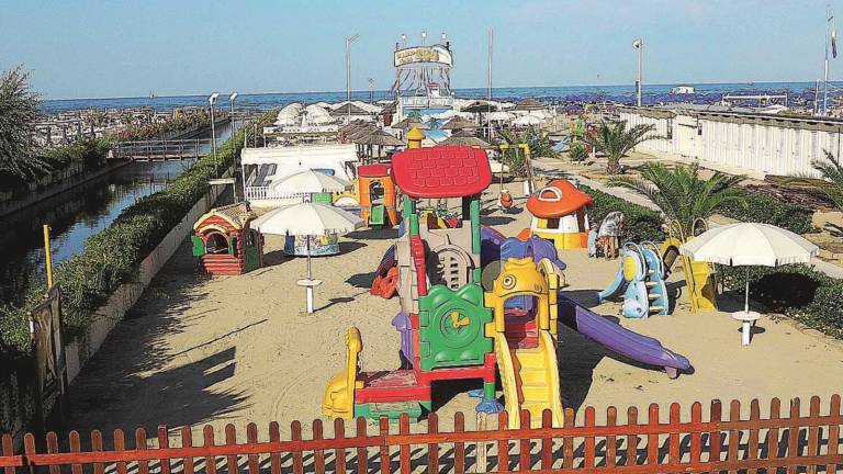 Giochi in spiaggia, salta il regalo di Natale Giochi in spiaggia, salta il regalo di Natale
