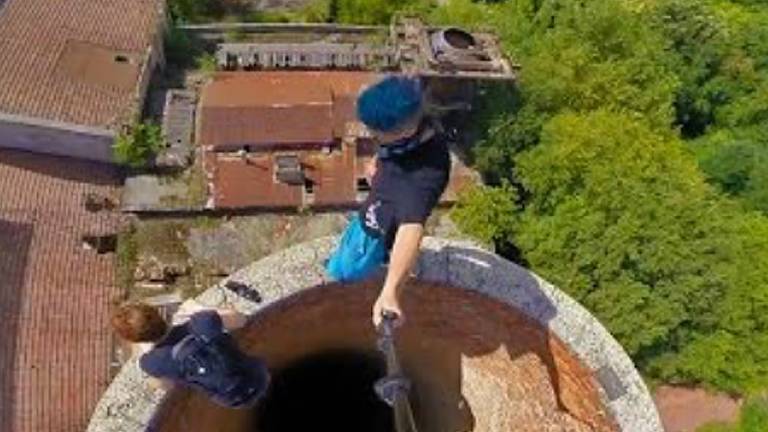 Salgono sulla ciminiera dell'ex Eridania sfidando il pericolo Salgono sulla ciminiera dell'ex Eridania sfidando il pericolo