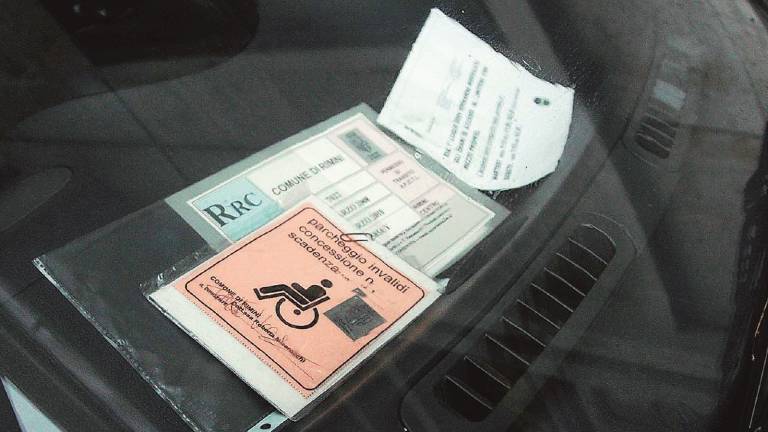 Imola, gli ausiliari potranno multare anche chi parcheggia negli stalli per gli invalidi Imola, gli ausiliari potranno multare anche chi parcheggia negli stalli per gli invalidi