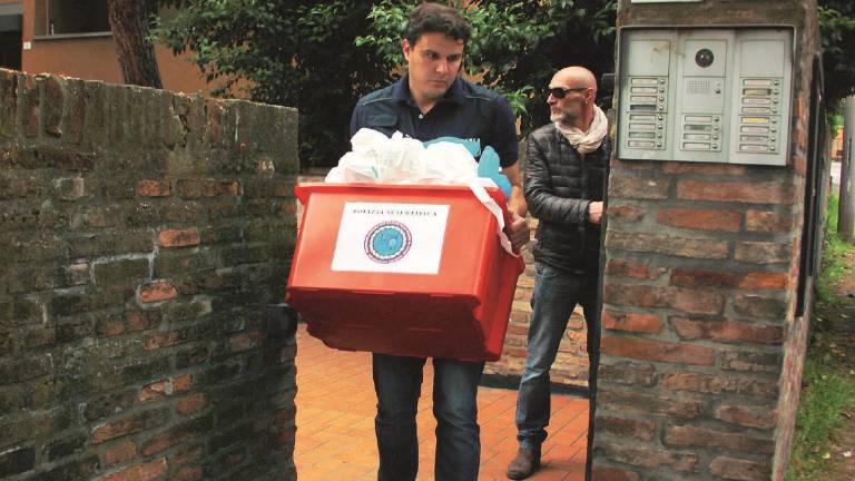 Trovata morta legata al suo letto: si indaga Trovata morta legata al suo letto: si indaga
