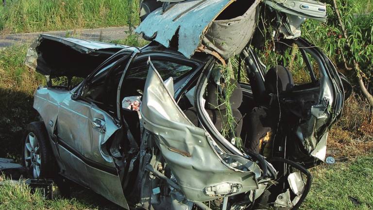 Tremendo schianto: l'auto si spacca in due Tremendo schianto: l'auto si spacca in due