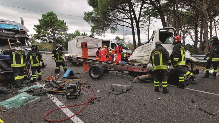 Si schianta contro un tir, muore un 48enne Si schianta contro un tir, muore un 48enne