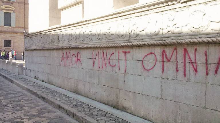Scritte con spray, colpiti da atti vandalici il Duomo e altri monumenti storici Scritte con spray, colpiti da atti vandalici il Duomo e altri monumenti storici