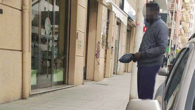 Mendicante bacia un bambino in bocca Mendicante bacia un bambino in bocca