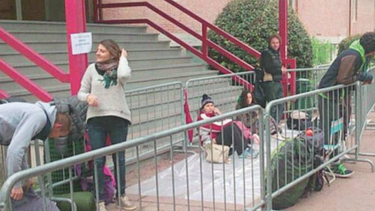 Notte in coda al freddo per i fan del Liga a caccia del biglietto Notte in coda al freddo per i fan del Liga a caccia del biglietto