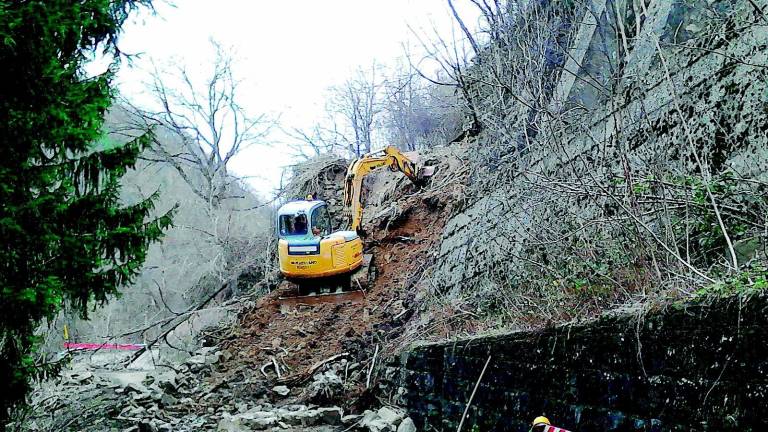 Strade e fiumi al collasso. «Ma non ci sono soldi» Strade e fiumi al collasso. «Ma non ci sono soldi»
